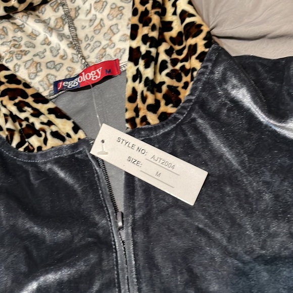 Grey & Leopard Two Piece outfit w/hood - Picture 5 of 6